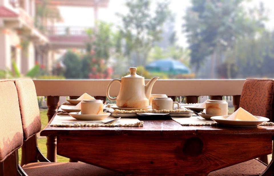 Hotel Royal Safari Chitwan Extérieur photo
