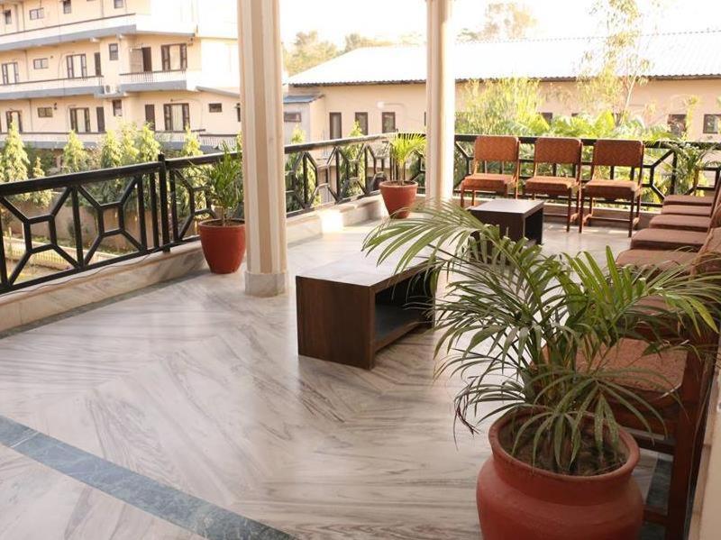 Hotel Royal Safari Chitwan Extérieur photo