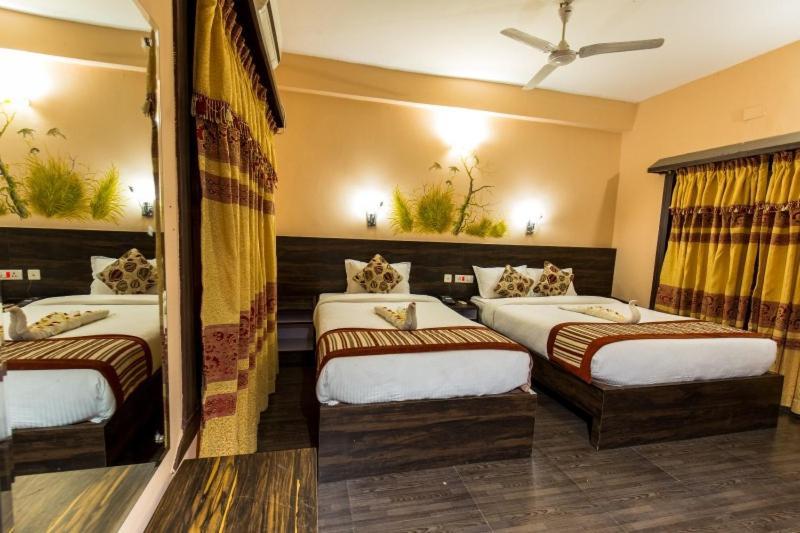 Hotel Royal Safari Chitwan Extérieur photo